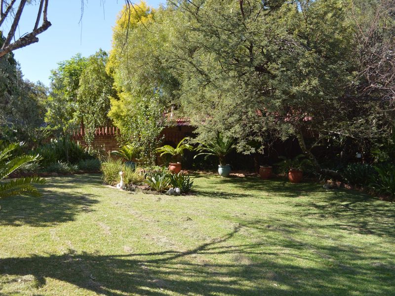 Magnificent Double-Story Family Home on a 2,145m2 Stand with Exceptional Garden & Elegant Entertainment Spaces - Photo 4