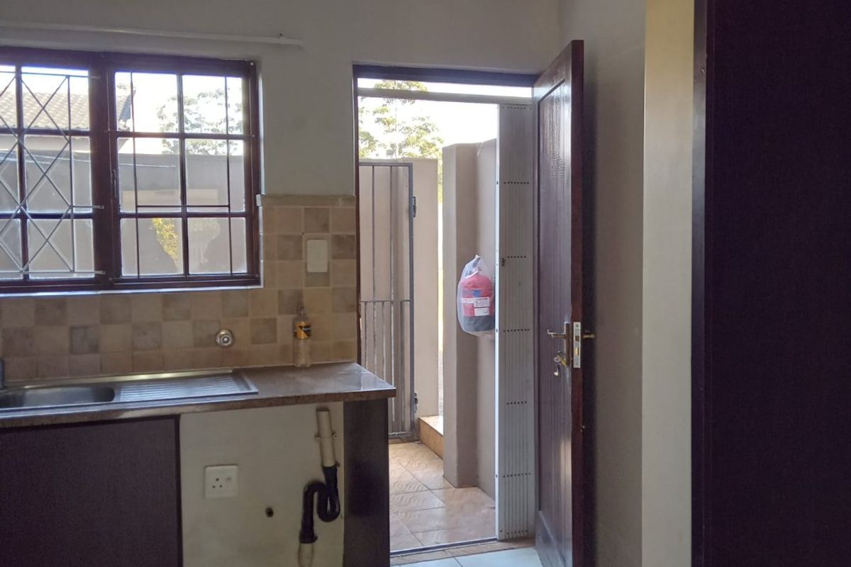 Three Bedroom Double Storey Townhouse to rent in Margate Mews - Photo 5