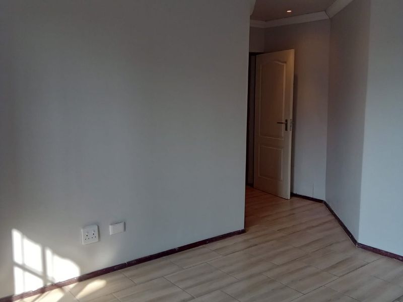 Three Bedroom Double Storey Townhouse to rent in Margate Mews - Photo 8