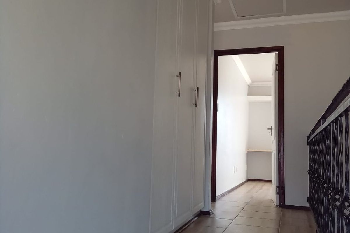 Three Bedroom Double Storey Townhouse to rent in Margate Mews - Photo 4