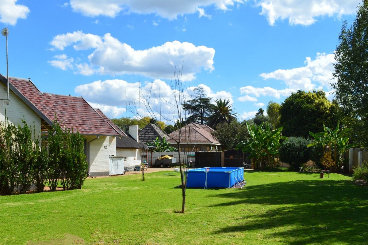 Spacious 4 Bedroom Family Home on 1,670m2 Stand with Borehole and Entertainment Areas .   - Photo 5