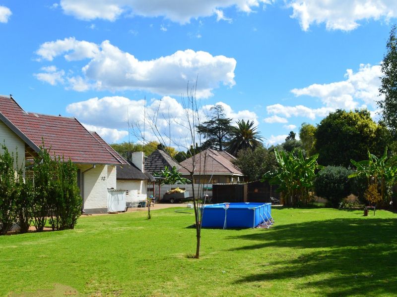 Spacious 4 Bedroom Family Home on 1,670m2 Stand with Borehole and Entertainment Areas .   - Photo 5