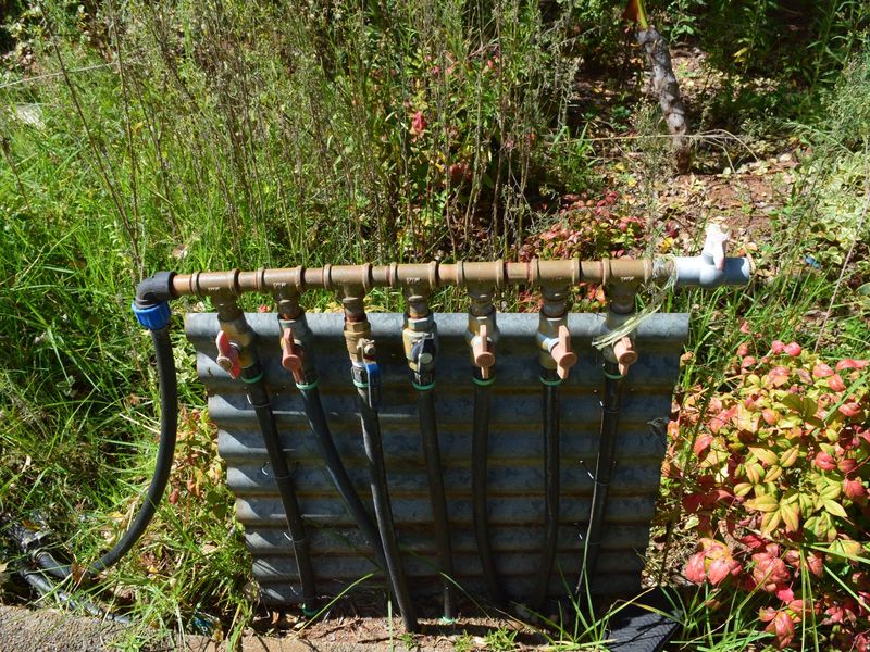 Spacious 4 Bedroom Family Home on 1,670m2 Stand with Borehole and Entertainment Areas .   - Photo 4