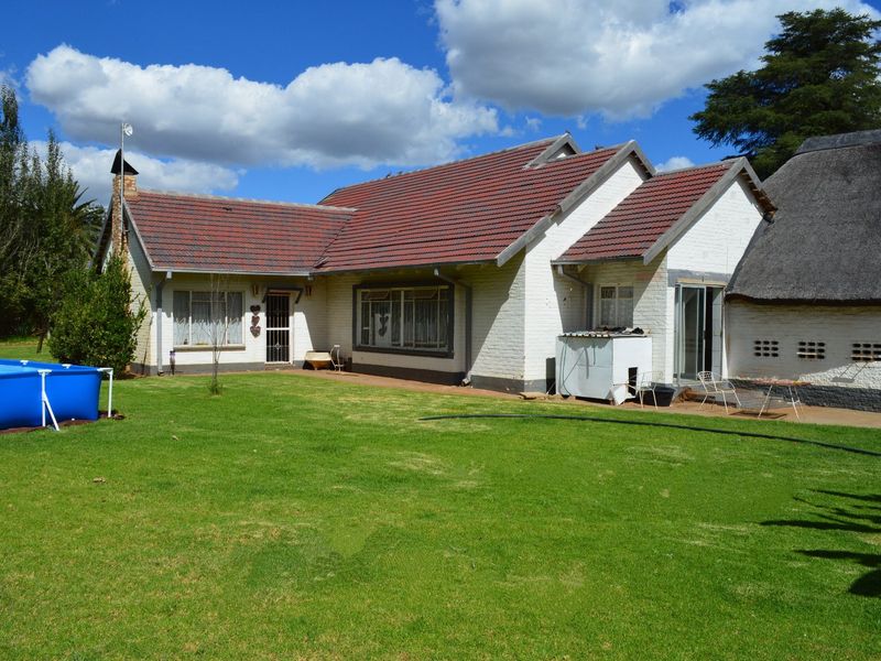 Spacious 4 Bedroom Family Home on 1,670m2 Stand with Borehole and Entertainment Areas .   - Photo 2