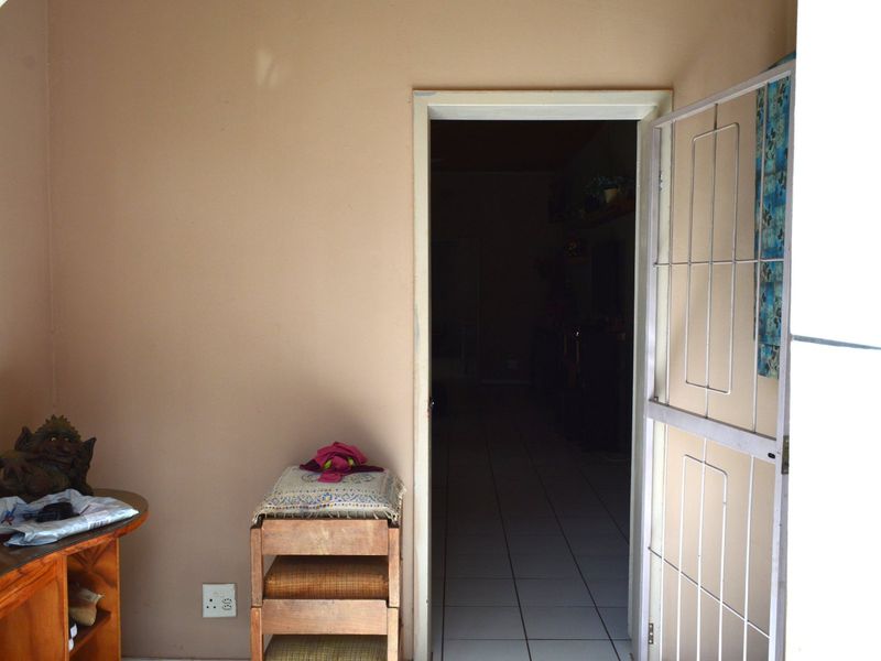 Spacious 4 Bedroom Family Home on 1,670m2 Stand with Borehole and Entertainment Areas .   - Photo 10