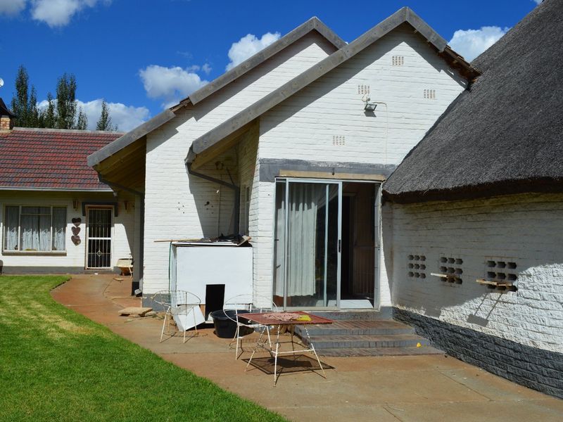 Spacious 4 Bedroom Family Home on 1,670m2 Stand with Borehole and Entertainment Areas .   - Photo 9
