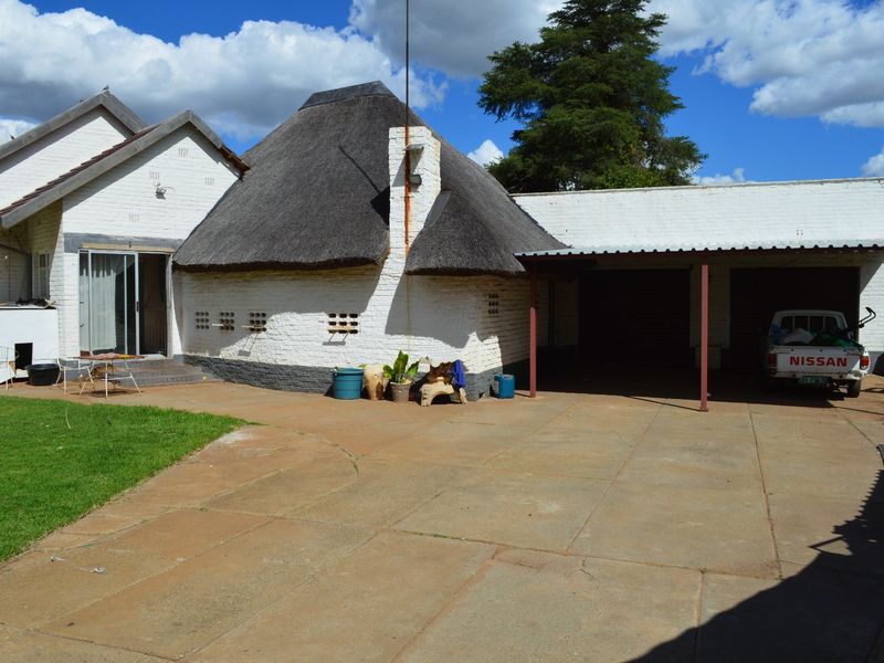 Spacious 4 Bedroom Family Home on 1,670m2 Stand with Borehole and Entertainment Areas .   - Photo 7