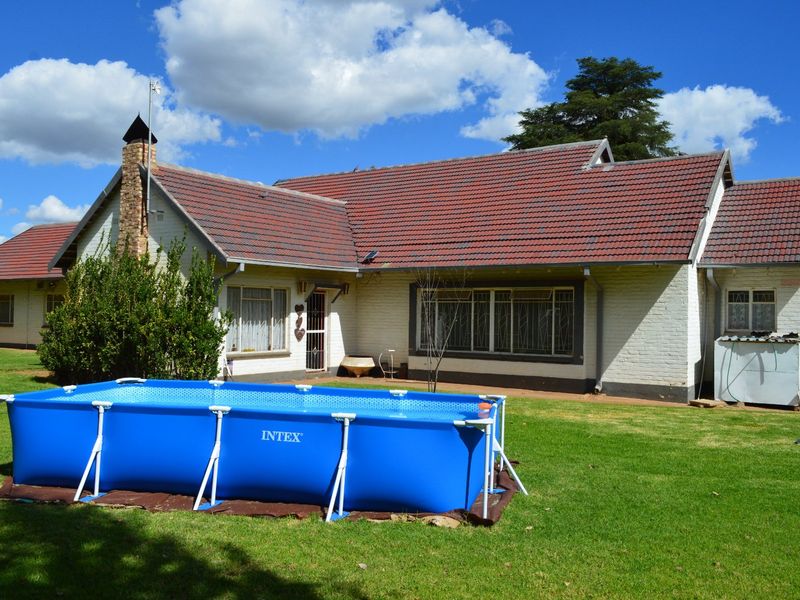 Spacious 4 Bedroom Family Home on 1,670m2 Stand with Borehole and Entertainment Areas .   - Photo 3