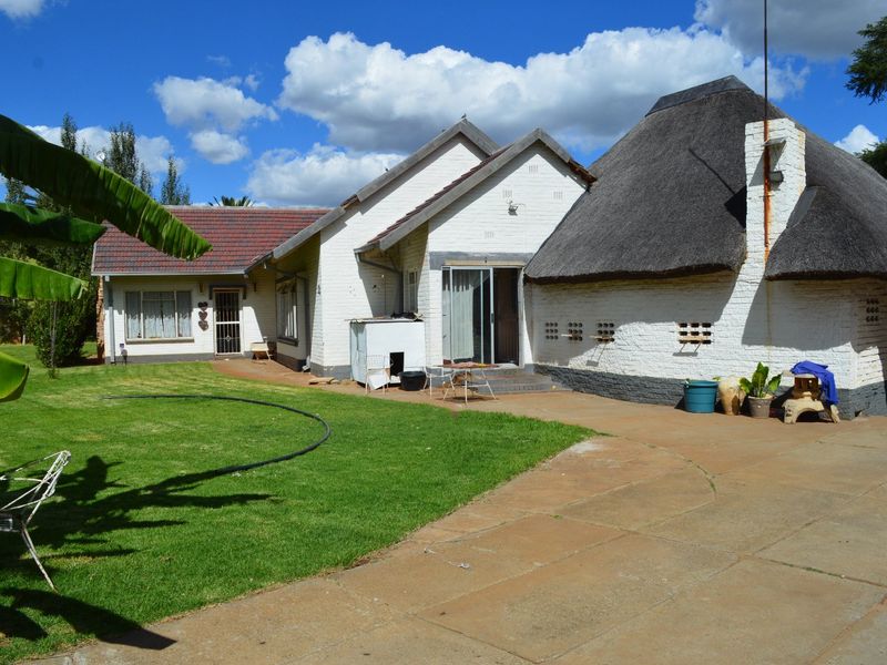 Spacious 4 Bedroom Family Home on 1,670m2 Stand with Borehole and Entertainment Areas .   - Photo 8