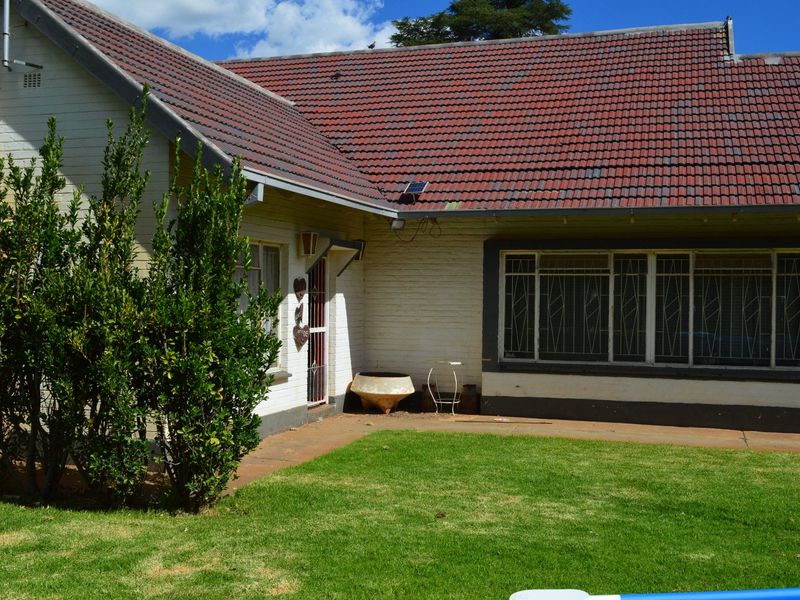 Spacious 4 Bedroom Family Home on 1,670m2 Stand with Borehole and Entertainment Areas .   - Photo 6