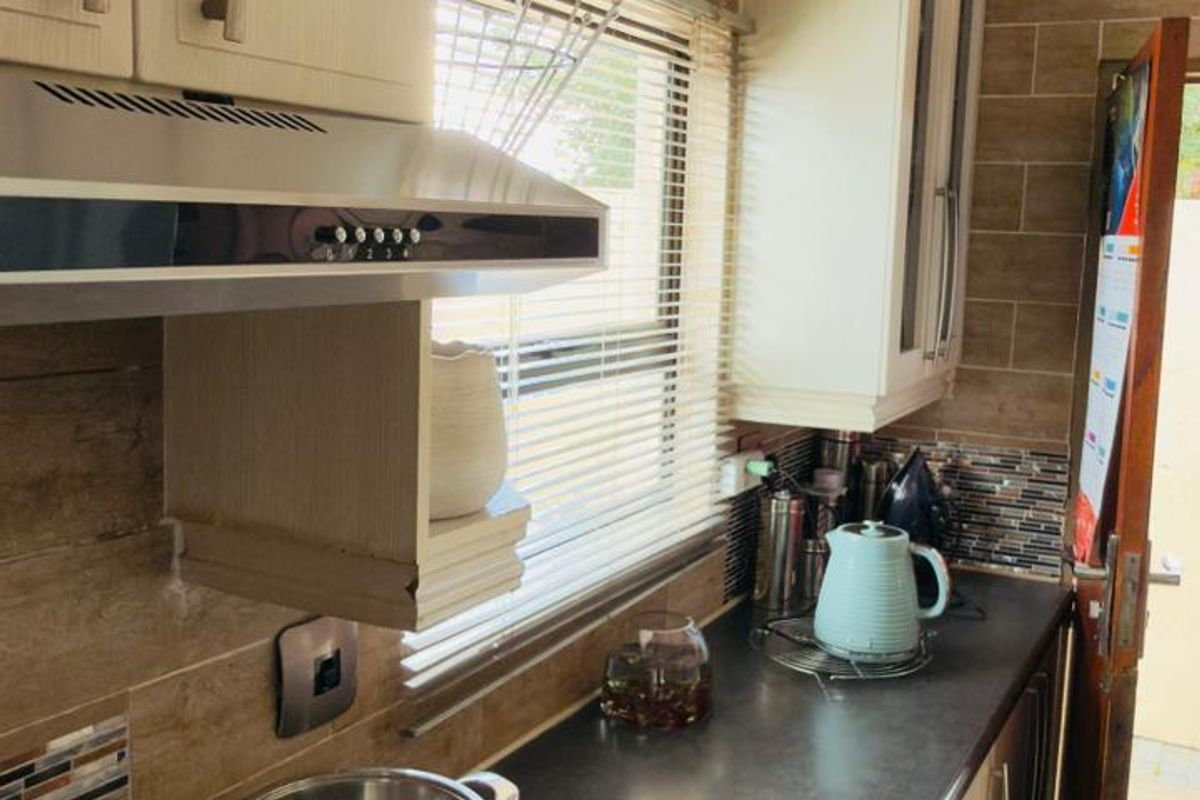 4 Bedrooms 3 bath for sale in Rabie Ridge E  - Photo 4