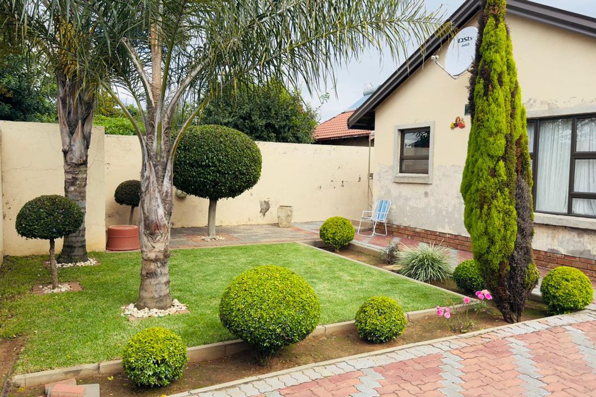 4 Bedrooms 3 bath for sale in Rabie Ridge E  - Photo 2