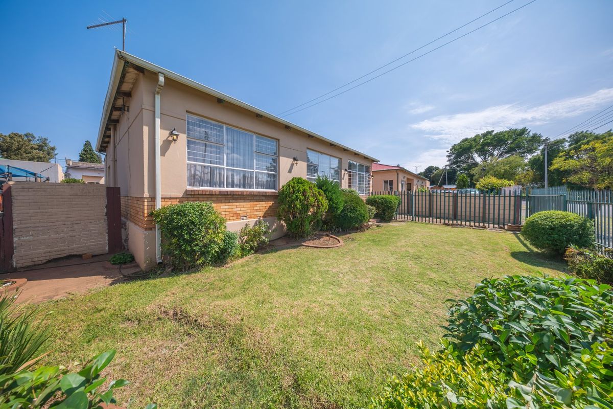 Charming Golden Oldie for Versatile Family Living - Photo 4