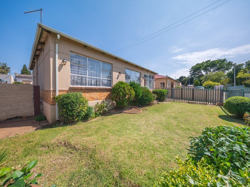 Charming Golden Oldie for Versatile Family Living - Photo 4