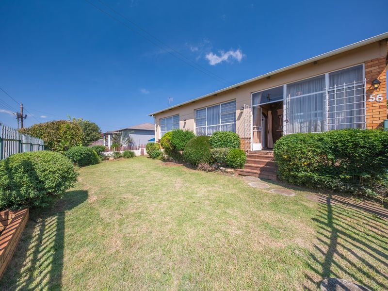 Charming Golden Oldie for Versatile Family Living - Photo 3