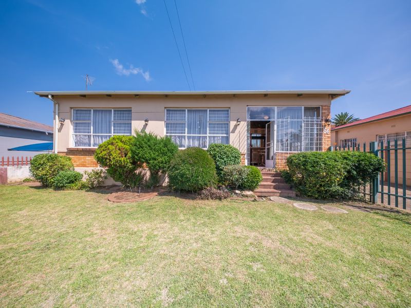 Charming Golden Oldie for Versatile Family Living - Photo 2