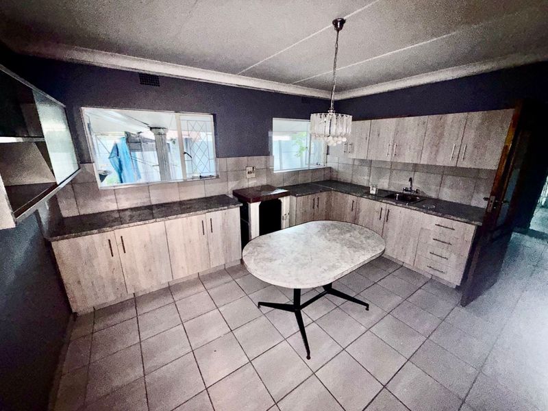 Spacious Family Home with Flatlet in Quiet, Established Area - Photo 4