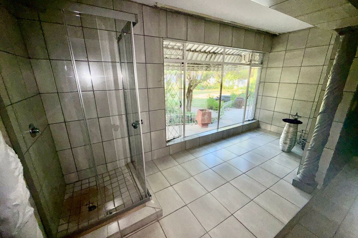 Spacious Family Home with Flatlet in Quiet, Established Area - Photo 5