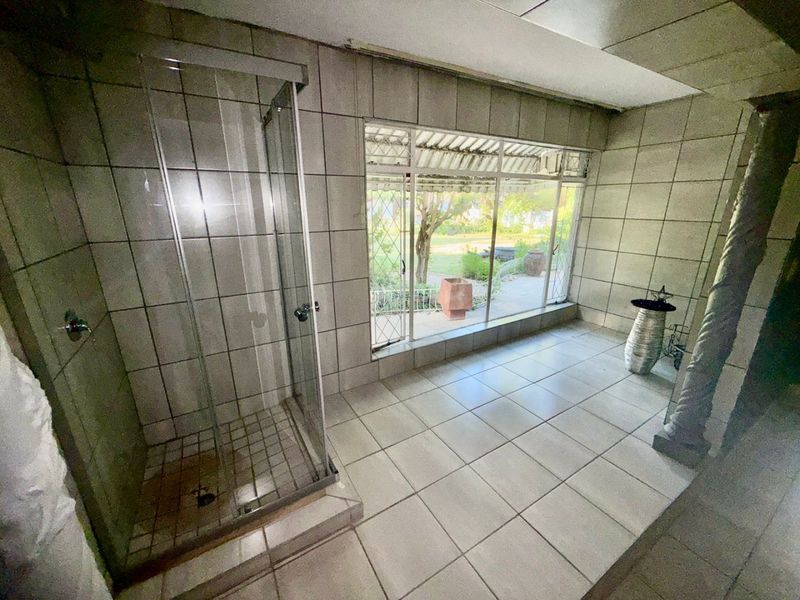 Spacious Family Home with Flatlet in Quiet, Established Area - Photo 5