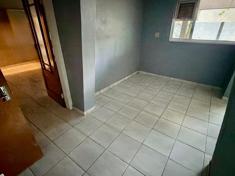 Spacious Family Home with Flatlet in Quiet, Established Area - Photo 10