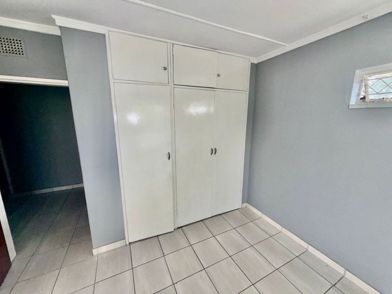 Spacious Family Home with Flatlet in Quiet, Established Area - Photo 8