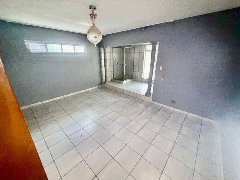 Spacious Family Home with Flatlet in Quiet, Established Area - Photo 9