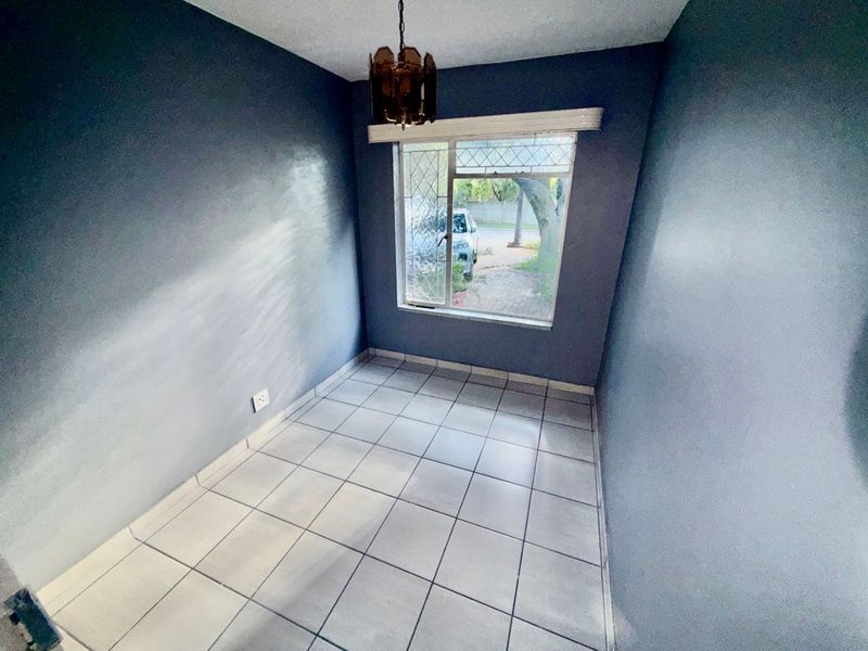 Spacious Family Home with Flatlet in Quiet, Established Area - Photo 7