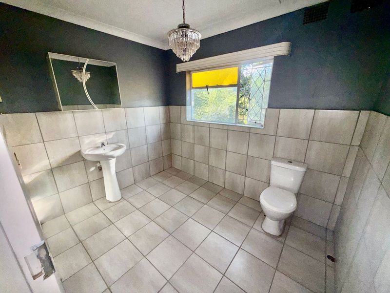 Spacious Family Home with Flatlet in Quiet, Established Area - Photo 6