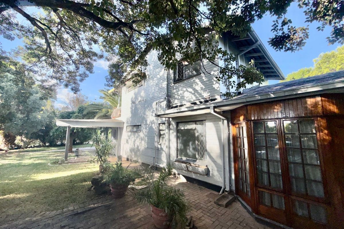 Spacious Family Home with Flatlet in Quiet, Established Area - Photo 3