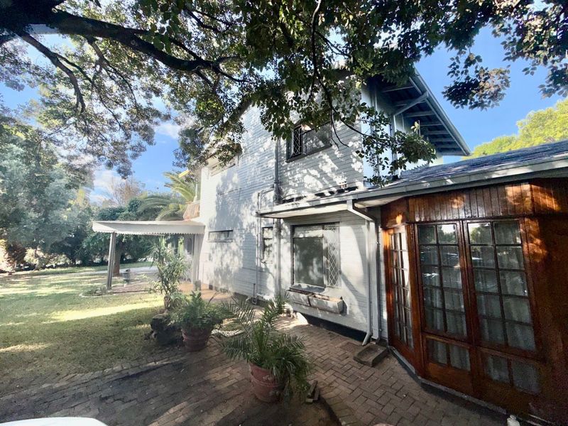 Spacious Family Home with Flatlet in Quiet, Established Area - Photo 3