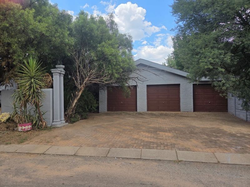 Spacious Family Home with Flatlet in Quiet, Established Area - Photo 1