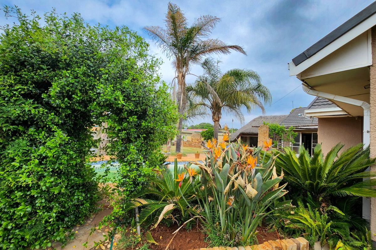 Spacious 4-bedroom Family Home with Entertainment Areas, Swimming Pool, and Large Garden.  - Photo 4