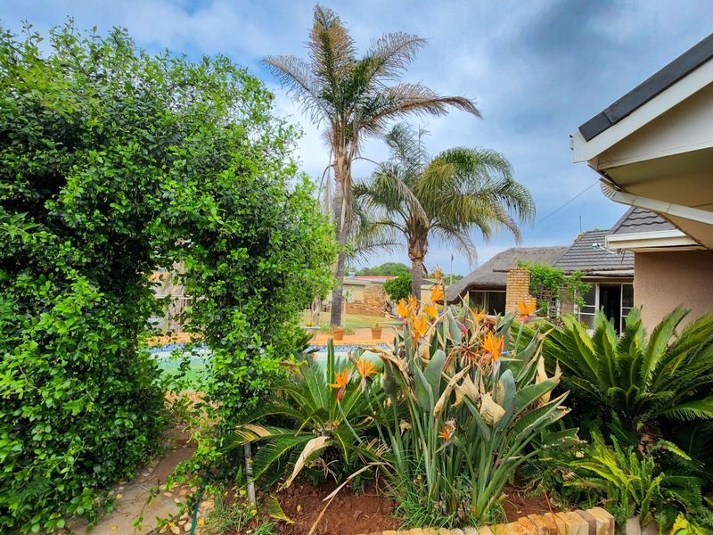 Spacious 4-bedroom Family Home with Entertainment Areas, Swimming Pool, and Large Garden.  - Photo 4