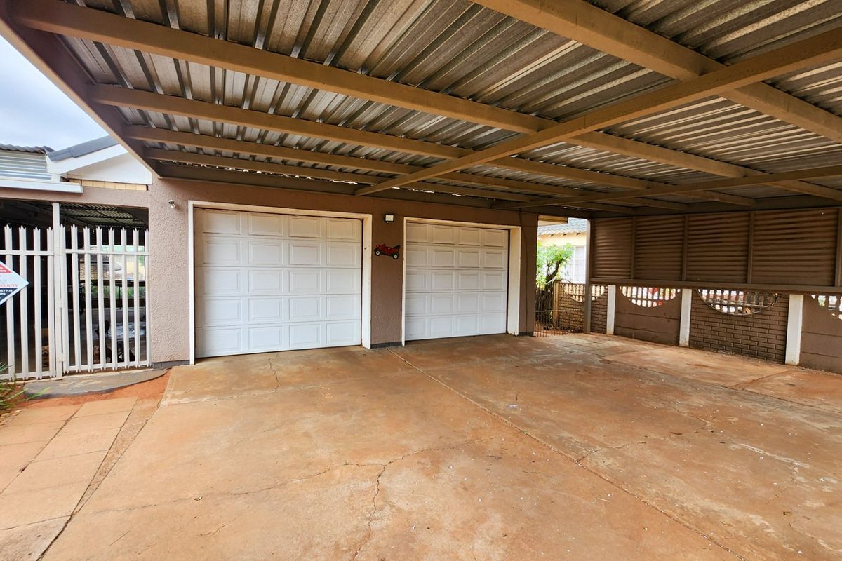 Spacious 4-bedroom Family Home with Entertainment Areas, Swimming Pool, and Large Garden.  - Photo 5