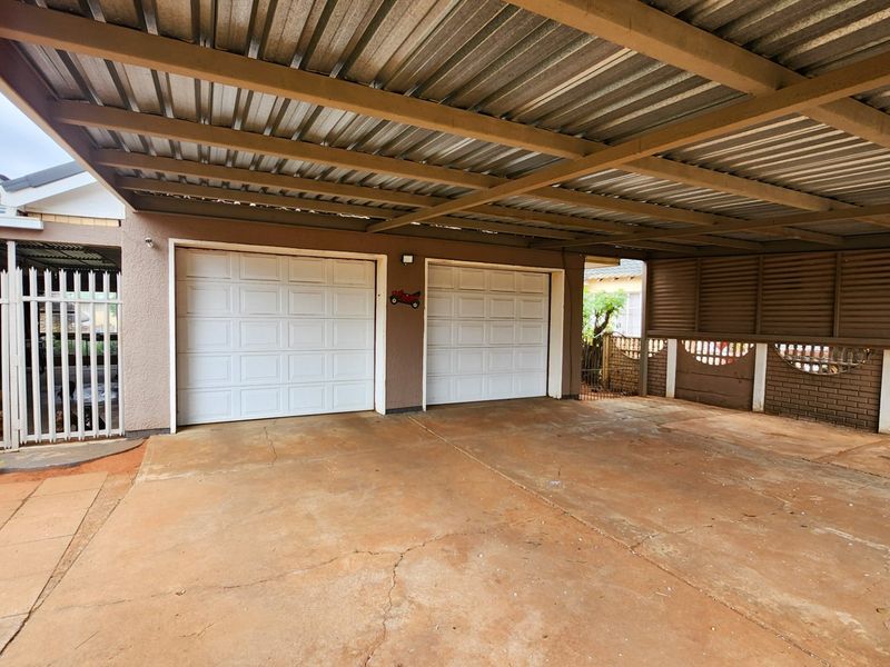 Spacious 4-bedroom Family Home with Entertainment Areas, Swimming Pool, and Large Garden.  - Photo 5