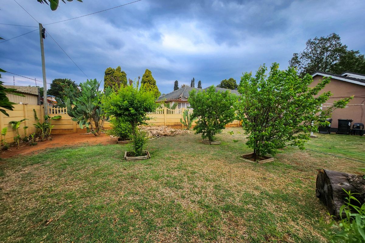 Spacious 4-bedroom Family Home with Entertainment Areas, Swimming Pool, and Large Garden.  - Photo 3