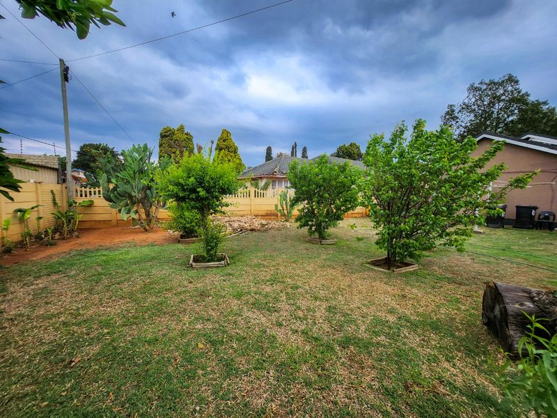 Spacious 4-bedroom Family Home with Entertainment Areas, Swimming Pool, and Large Garden.  - Photo 3