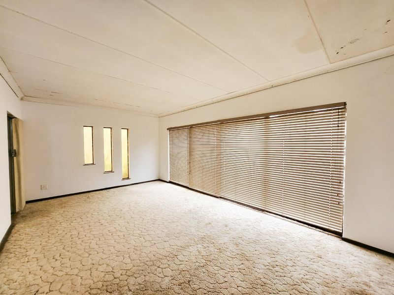 Spacious 4-bedroom Family Home with Entertainment Areas, Swimming Pool, and Large Garden.  - Photo 10