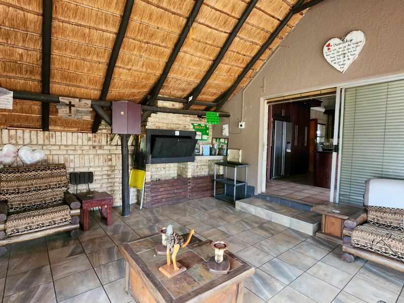 Spacious 4-bedroom Family Home with Entertainment Areas, Swimming Pool, and Large Garden.  - Photo 9