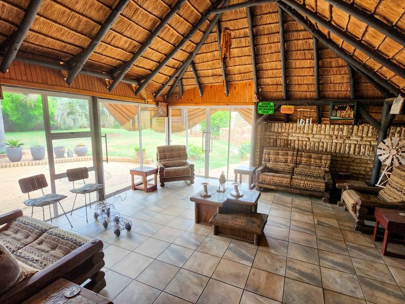 Spacious 4-bedroom Family Home with Entertainment Areas, Swimming Pool, and Large Garden.  - Photo 8