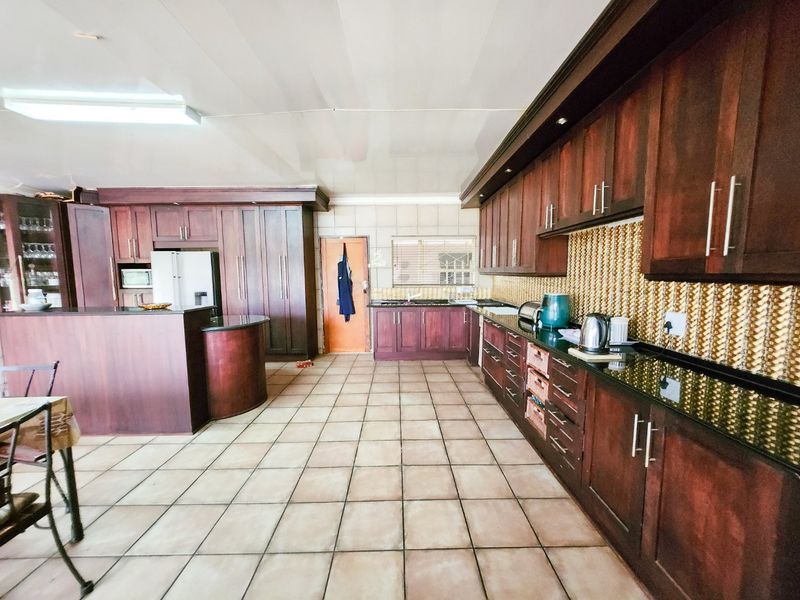 Spacious 4-bedroom Family Home with Entertainment Areas, Swimming Pool, and Large Garden.  - Photo 7