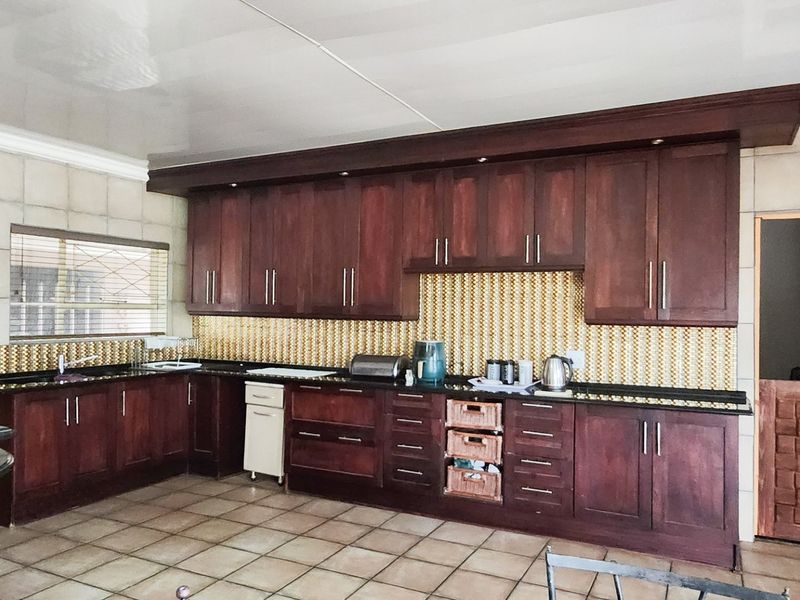 Spacious 4-bedroom Family Home with Entertainment Areas, Swimming Pool, and Large Garden.  - Photo 6