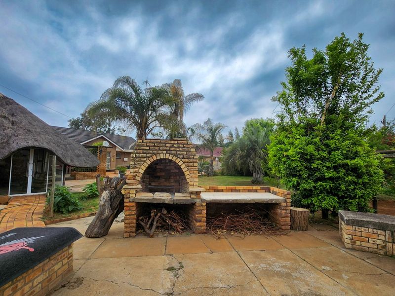 Spacious 4-bedroom Family Home with Entertainment Areas, Swimming Pool, and Large Garden.  - Photo 2