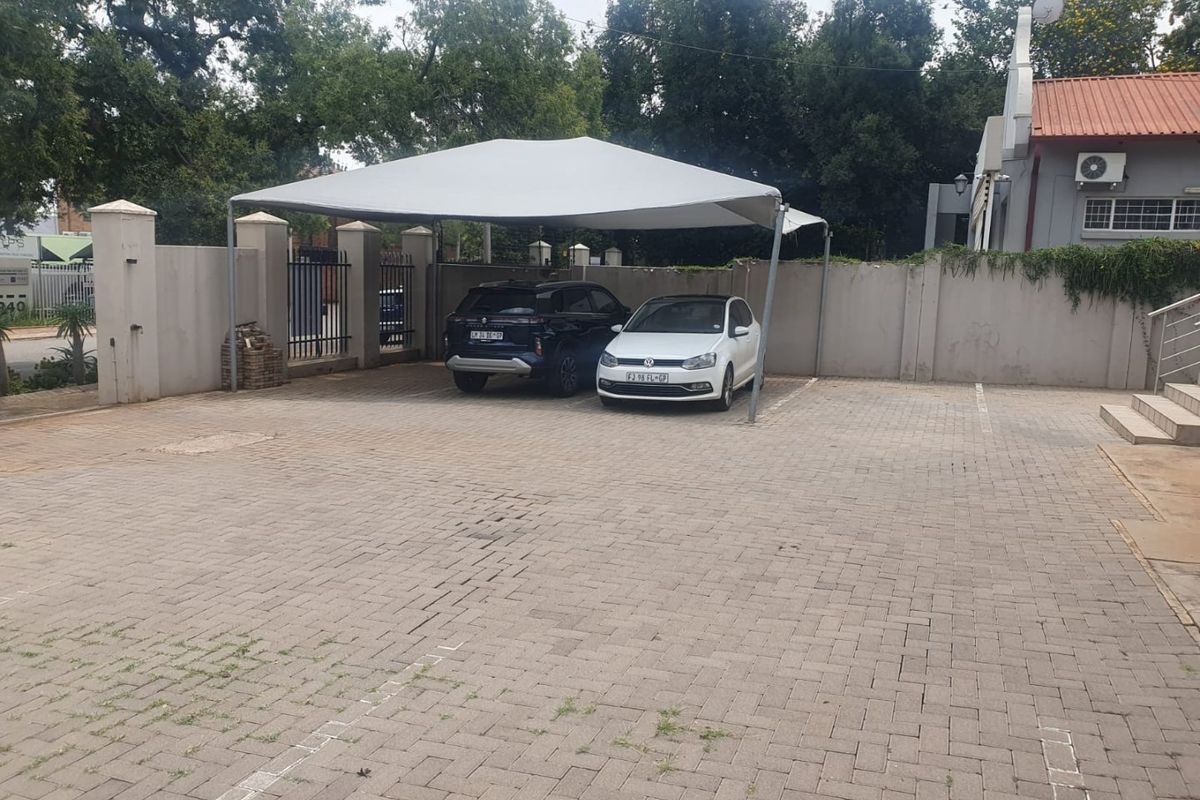 Location is perfect for your new office. - Photo 2