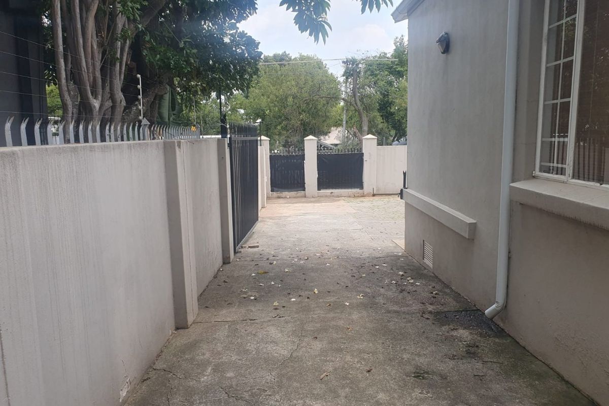 Location is perfect for your new office. - Photo 3