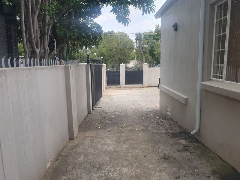 Location is perfect for your new office. - Photo 3