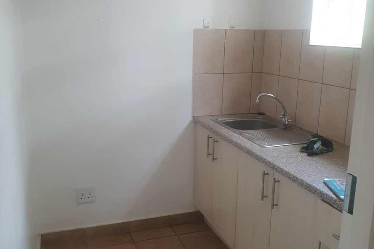 Location is perfect for your new office. - Photo 5