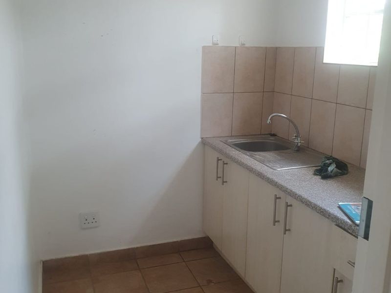 Location is perfect for your new office. - Photo 5