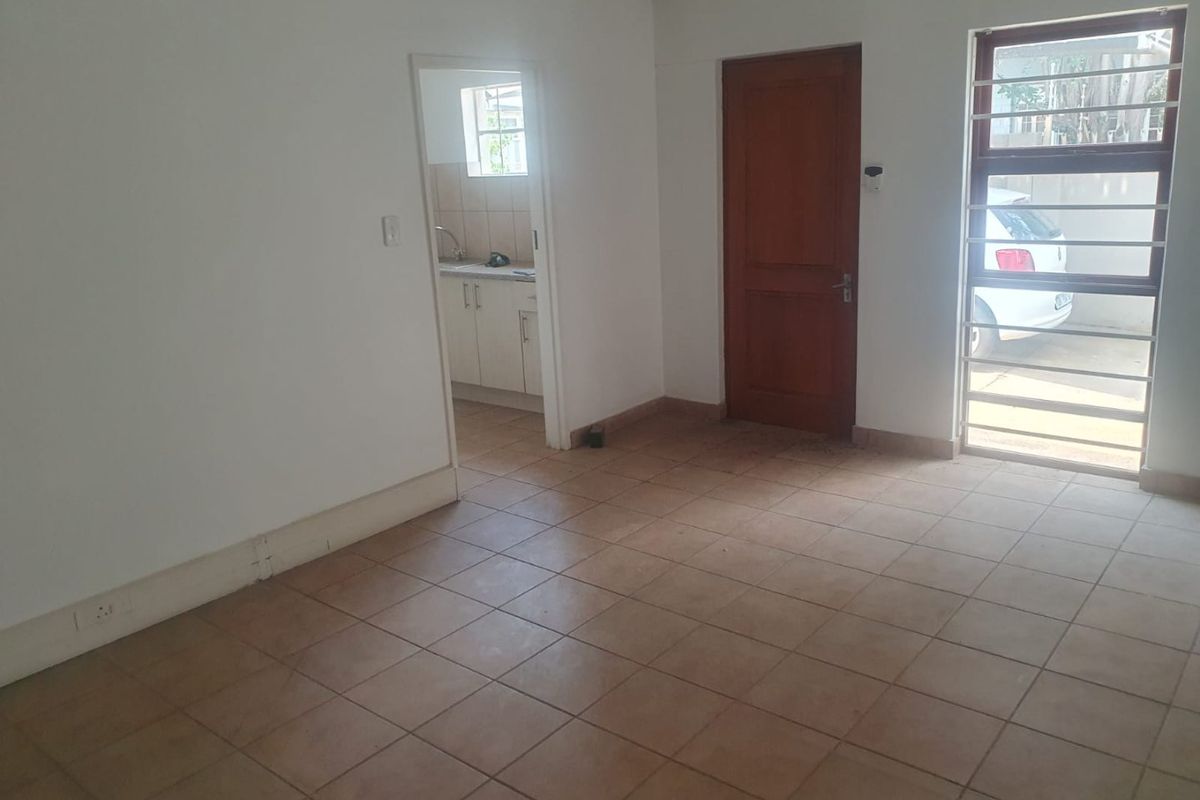 Location is perfect for your new office. - Photo 4