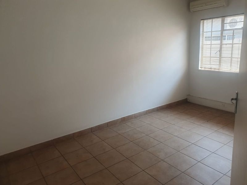 Location is perfect for your new office. - Photo 9